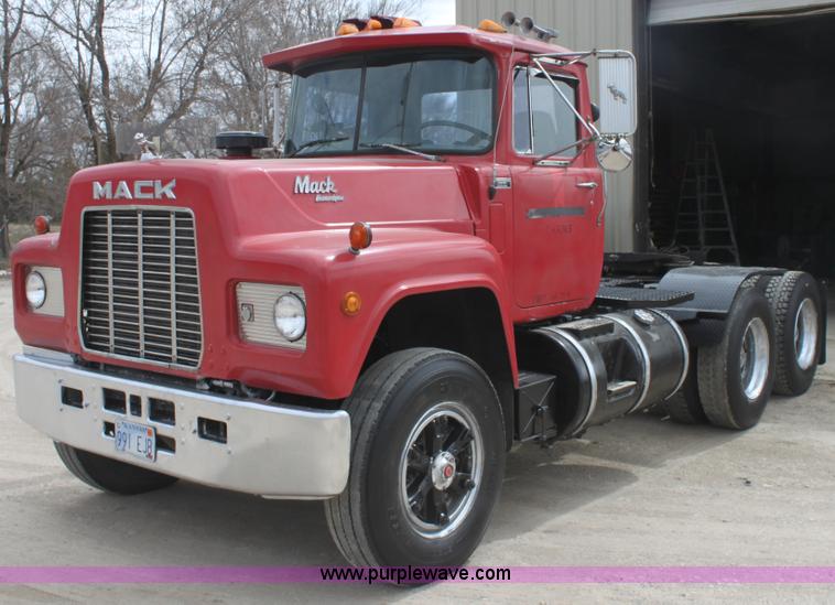 image for item AA9134 1987 Mack R686ST semi truck