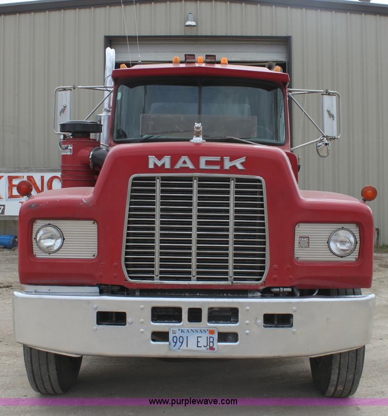 image for item AA9134 1987 Mack R686ST semi truck