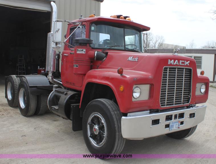image for item AA9134 1987 Mack R686ST semi truck