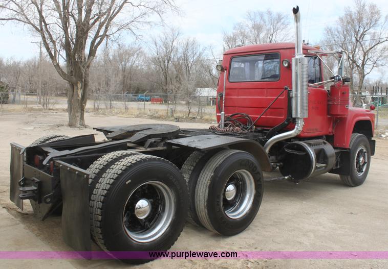 image for item AA9134 1987 Mack R686ST semi truck