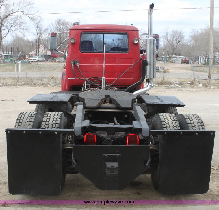 image for item AA9134 1987 Mack R686ST semi truck