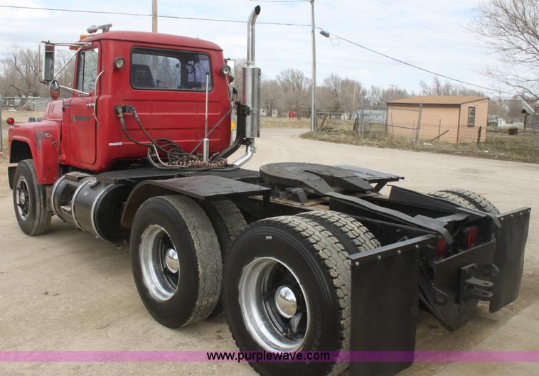 image for item AA9134 1987 Mack R686ST semi truck