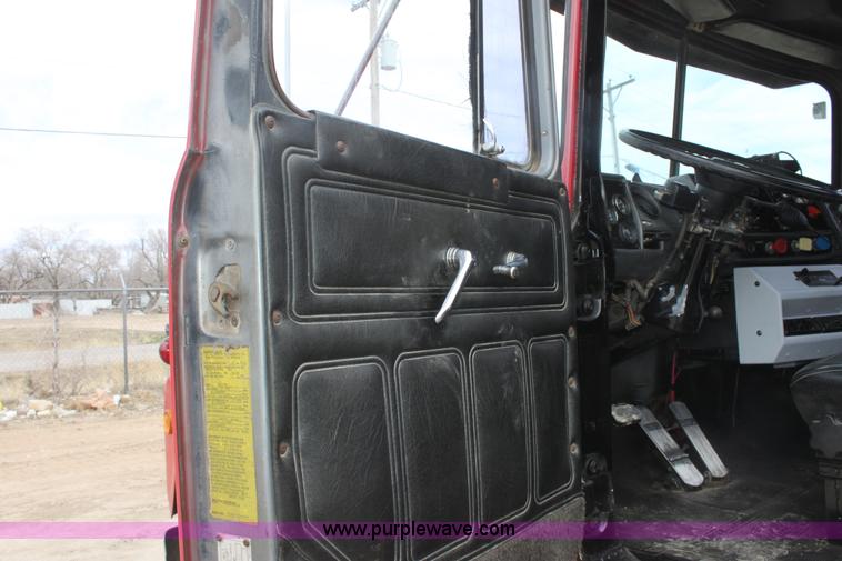 image for item AA9134 1987 Mack R686ST semi truck