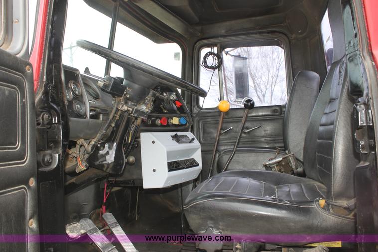 image for item AA9134 1987 Mack R686ST semi truck