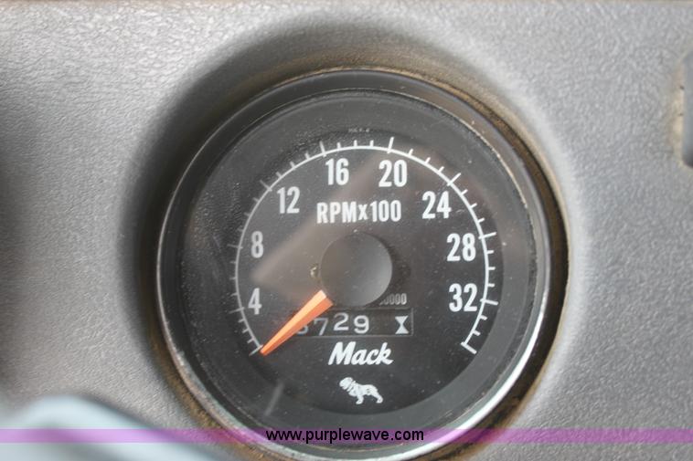 image for item AA9134 1987 Mack R686ST semi truck