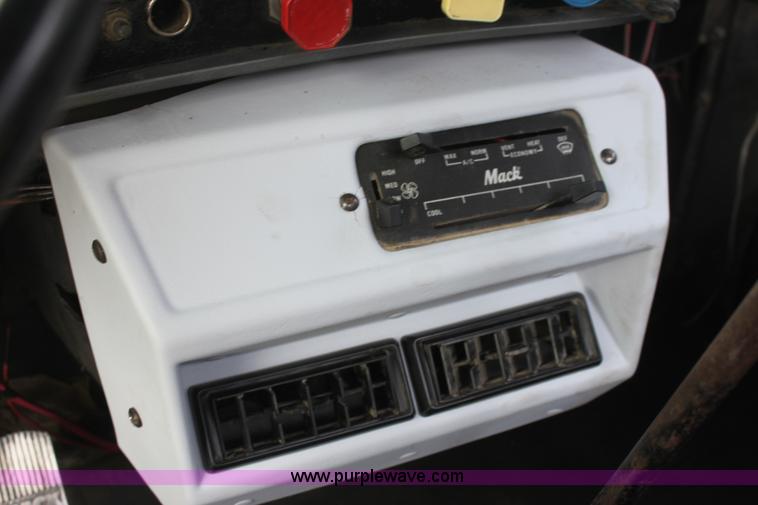 image for item AA9134 1987 Mack R686ST semi truck