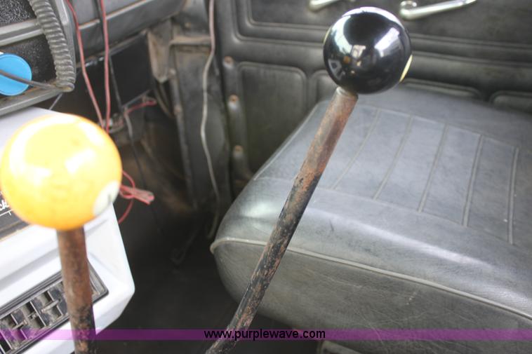 image for item AA9134 1987 Mack R686ST semi truck