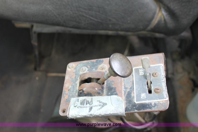 image for item AA9134 1987 Mack R686ST semi truck