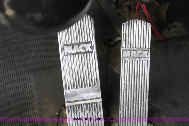 image for item AA9134 1987 Mack R686ST semi truck