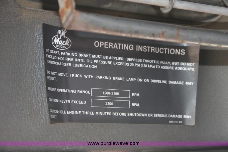 image for item AA9134 1987 Mack R686ST semi truck