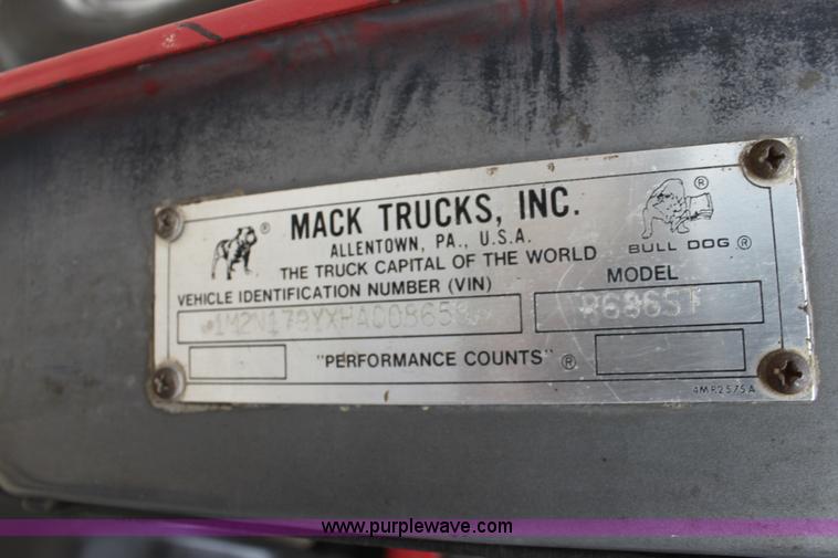 image for item AA9134 1987 Mack R686ST semi truck