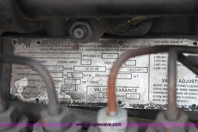 image for item AA9134 1987 Mack R686ST semi truck