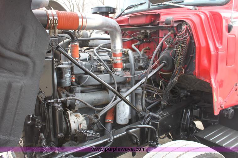 image for item AA9134 1987 Mack R686ST semi truck