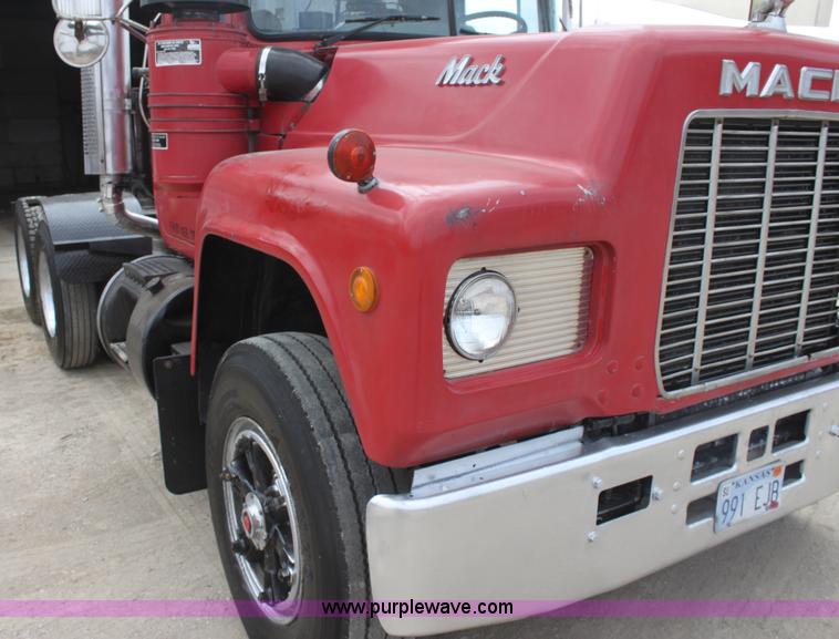 image for item AA9134 1987 Mack R686ST semi truck