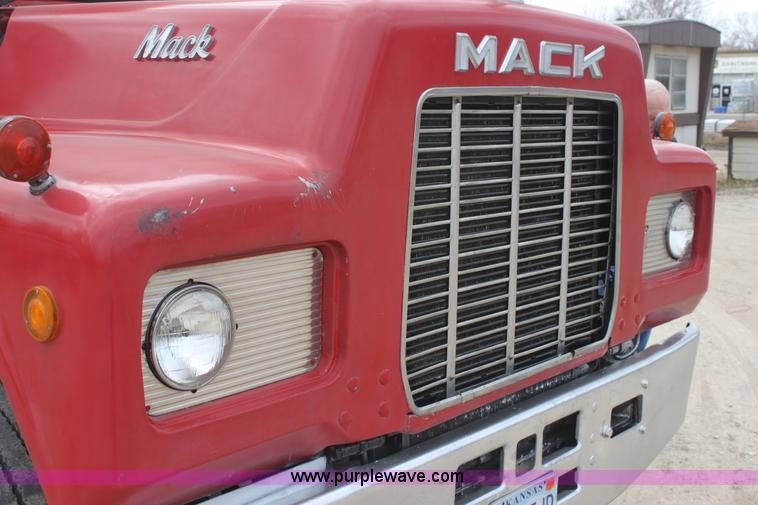 image for item AA9134 1987 Mack R686ST semi truck