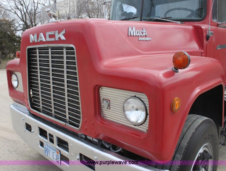 image for item AA9134 1987 Mack R686ST semi truck