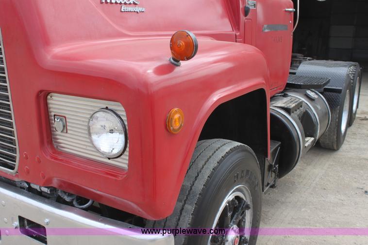 image for item AA9134 1987 Mack R686ST semi truck