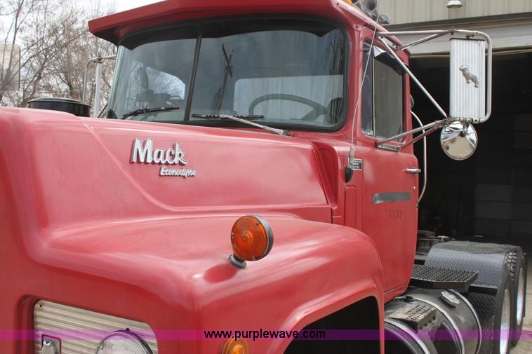 image for item AA9134 1987 Mack R686ST semi truck