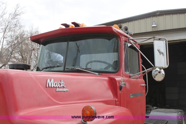 image for item AA9134 1987 Mack R686ST semi truck