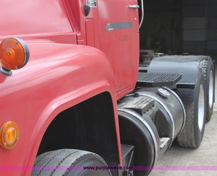 image for item AA9134 1987 Mack R686ST semi truck