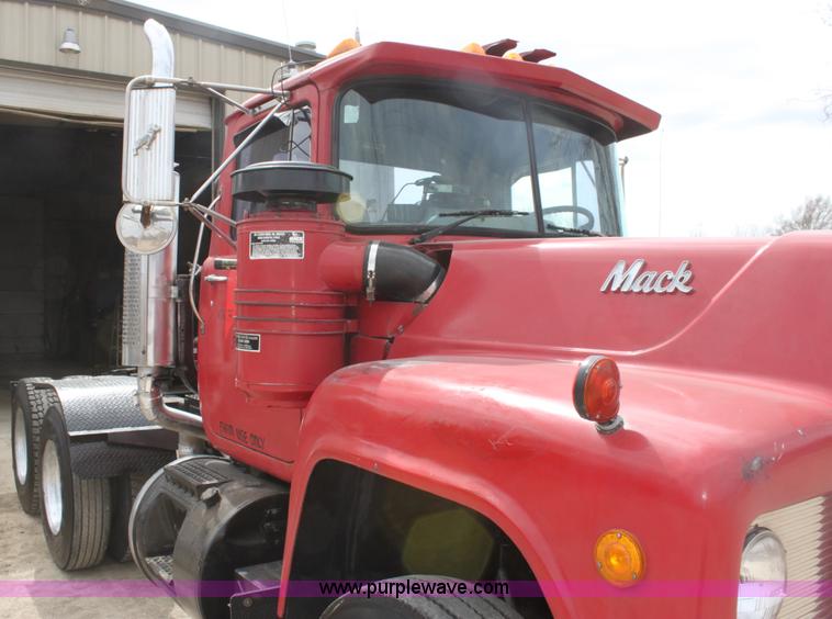 image for item AA9134 1987 Mack R686ST semi truck