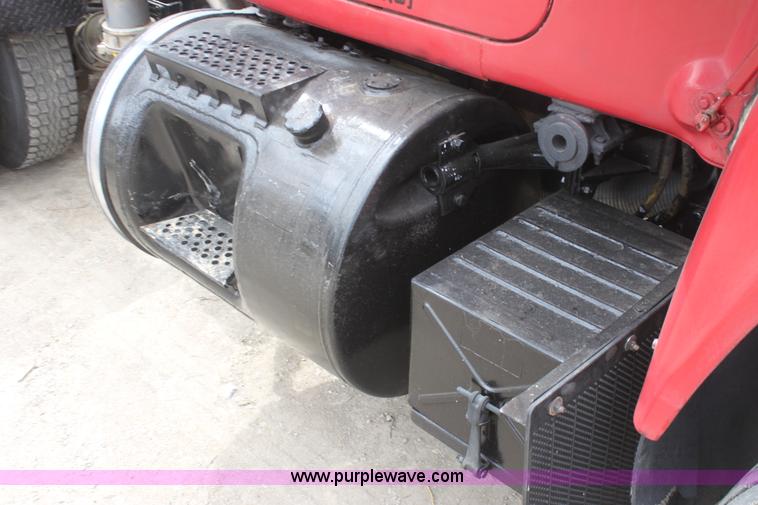 image for item AA9134 1987 Mack R686ST semi truck