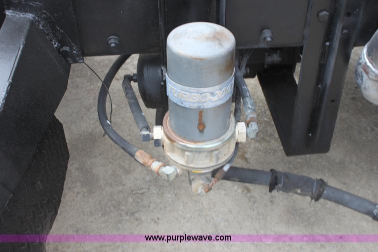 image for item AA9134 1987 Mack R686ST semi truck