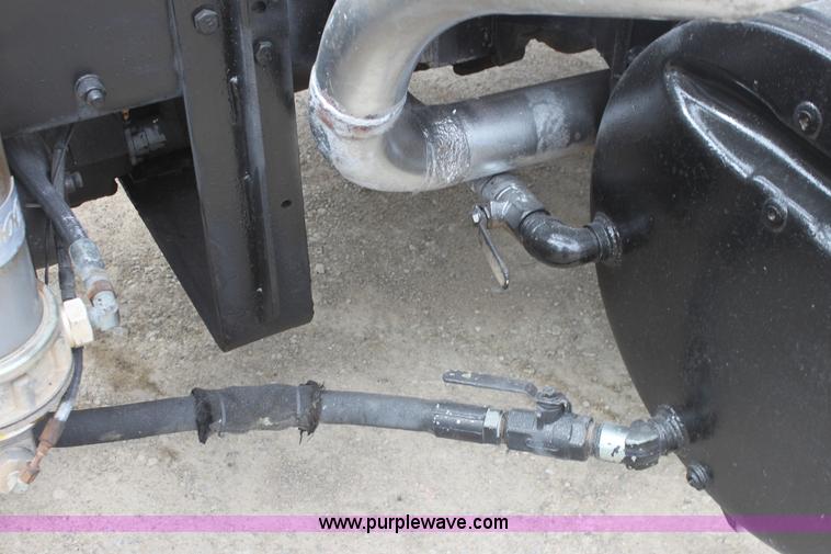 image for item AA9134 1987 Mack R686ST semi truck