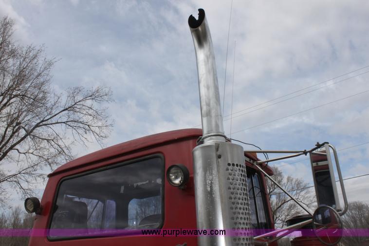 image for item AA9134 1987 Mack R686ST semi truck