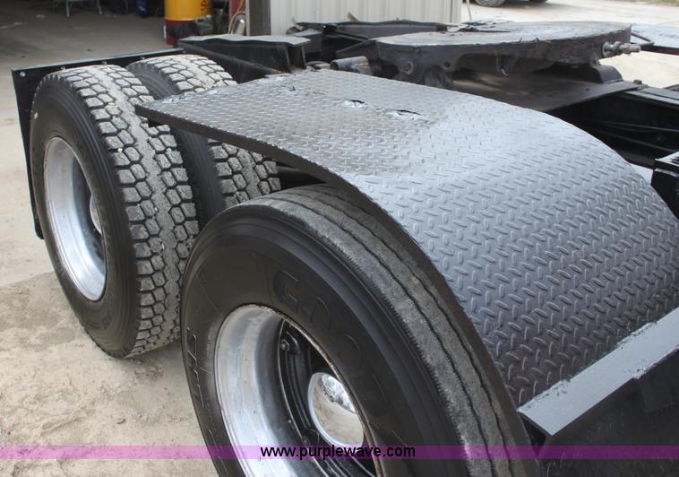 image for item AA9134 1987 Mack R686ST semi truck