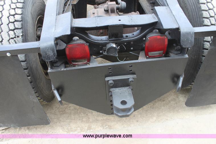 image for item AA9134 1987 Mack R686ST semi truck