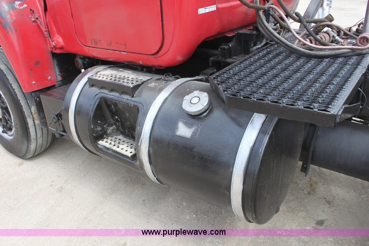 image for item AA9134 1987 Mack R686ST semi truck