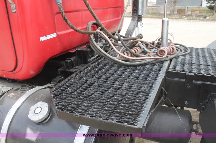 image for item AA9134 1987 Mack R686ST semi truck