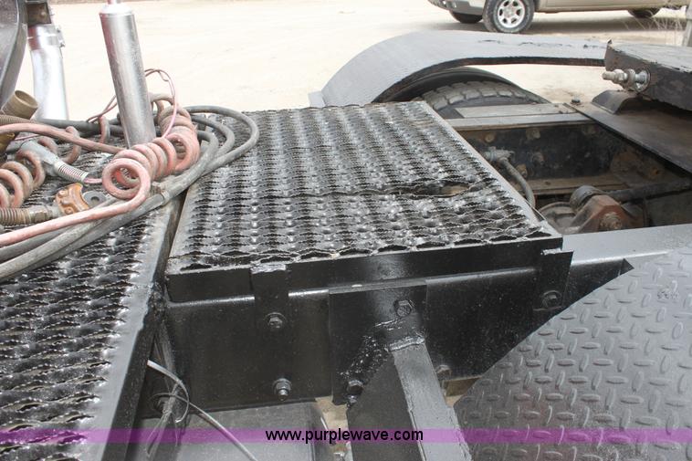 image for item AA9134 1987 Mack R686ST semi truck