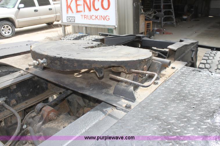 image for item AA9134 1987 Mack R686ST semi truck