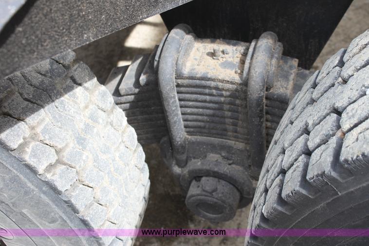 image for item AA9134 1987 Mack R686ST semi truck