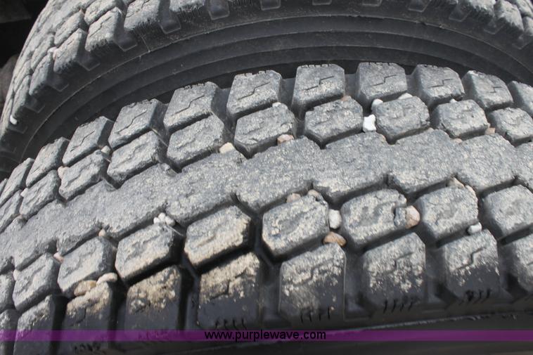 image for item AA9134 1987 Mack R686ST semi truck