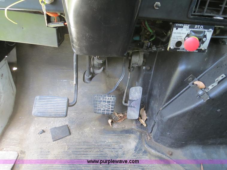 image for item B4750 1998 International 4700 flatbed truck