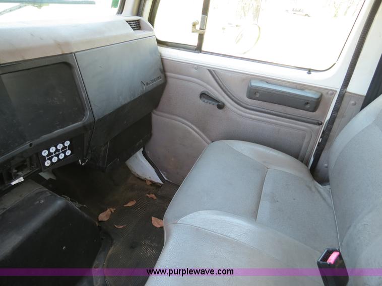 image for item B4750 1998 International 4700 flatbed truck