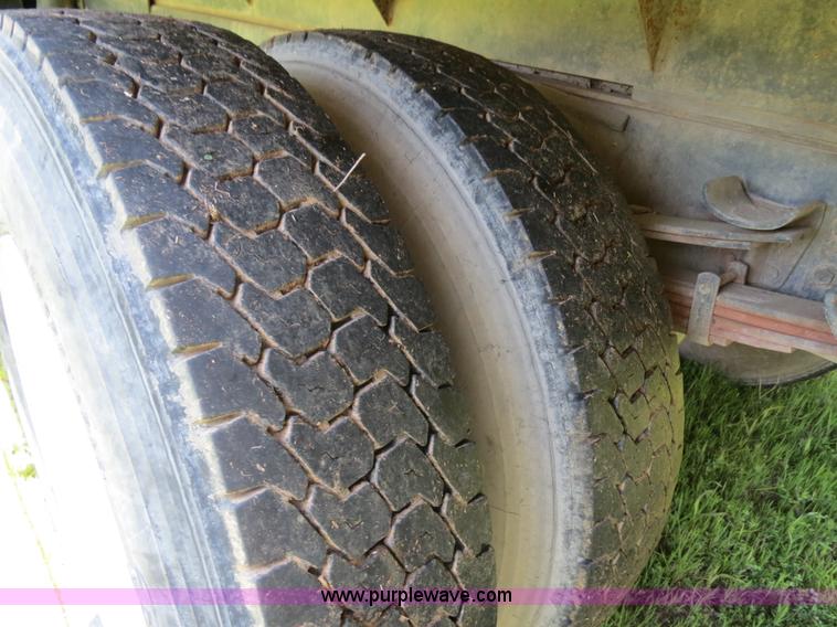 image for item B4750 1998 International 4700 flatbed truck