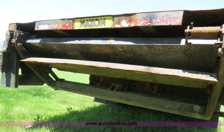 image for item B4750 1998 International 4700 flatbed truck