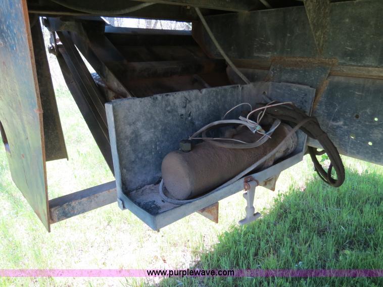 image for item B4750 1998 International 4700 flatbed truck