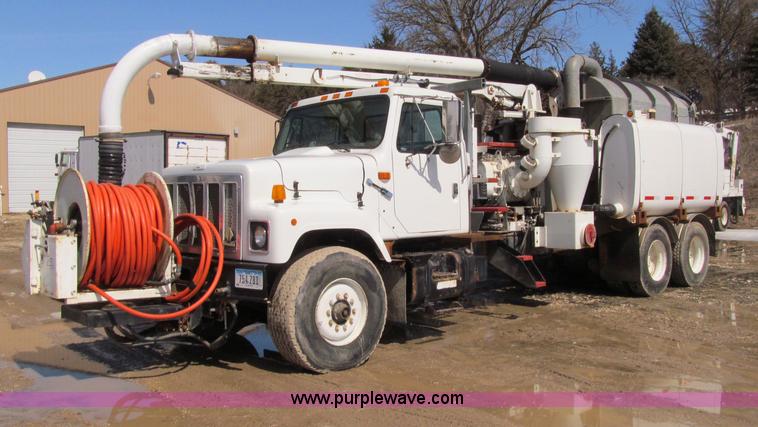 image for item D7251 1997 International 2554 rodder/hydro excavation truck
