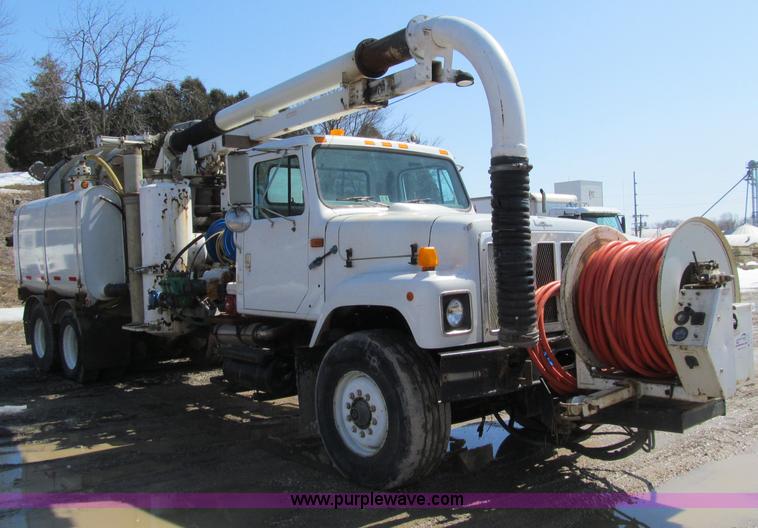 image for item D7251 1997 International 2554 rodder/hydro excavation truck