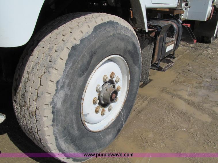 image for item D7251 1997 International 2554 rodder/hydro excavation truck