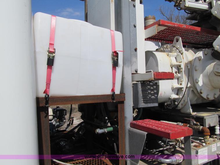 image for item D7251 1997 International 2554 rodder/hydro excavation truck