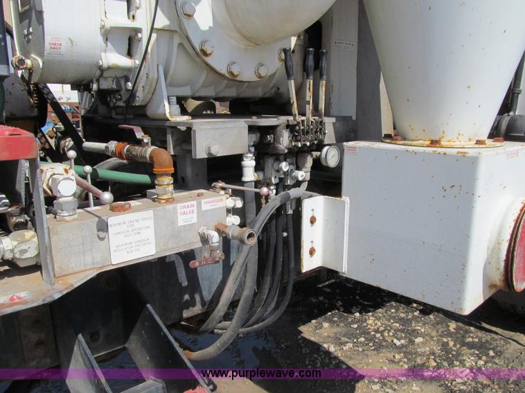 image for item D7251 1997 International 2554 rodder/hydro excavation truck