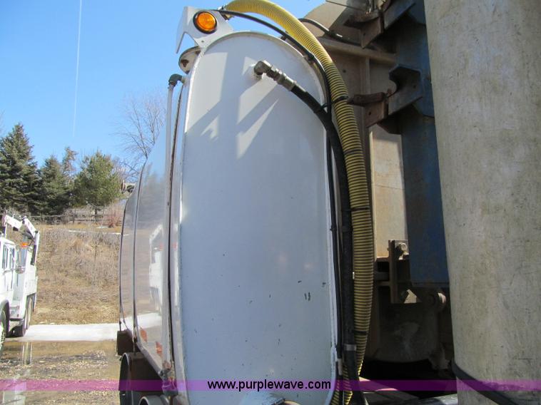 image for item D7251 1997 International 2554 rodder/hydro excavation truck