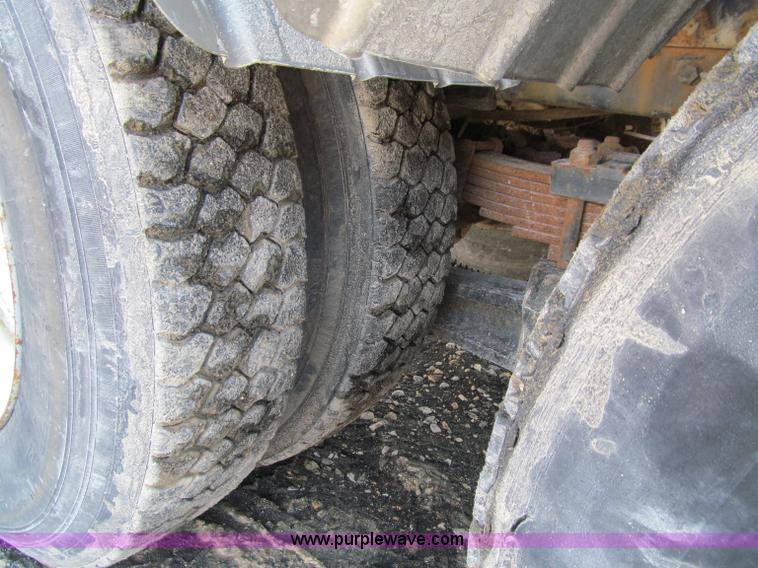 image for item D7251 1997 International 2554 rodder/hydro excavation truck