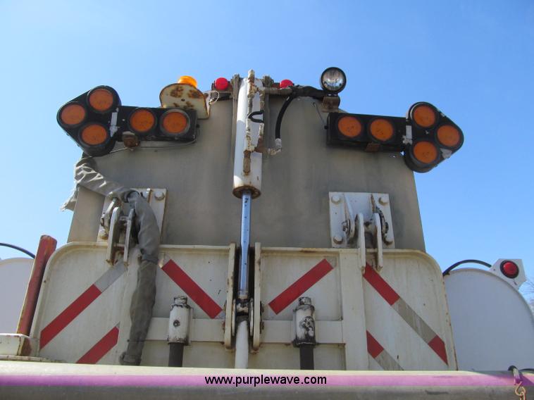 image for item D7251 1997 International 2554 rodder/hydro excavation truck